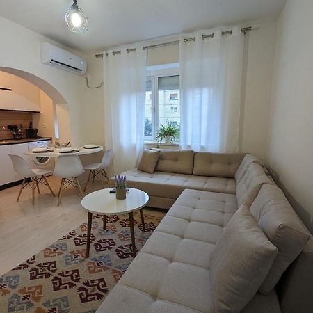Modern Cozy Apartment 10 Min Walk To Skanderbeg Square Tirana Exterior photo
